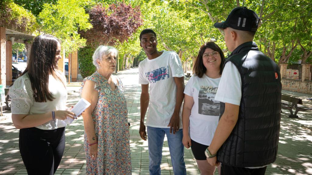 Emilia y Fátima con algunos chicos del hogar de acogida.