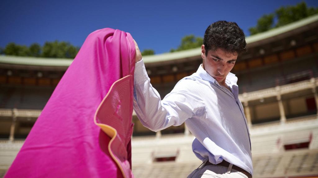 Nabil haciendo toreo de salón en el ruedo.