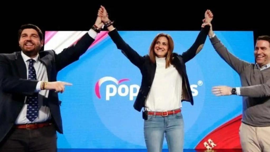 La alcaldesa de Archena, Patricia Fernández, junto a Fernando López Miras y Teodoro García Egea.