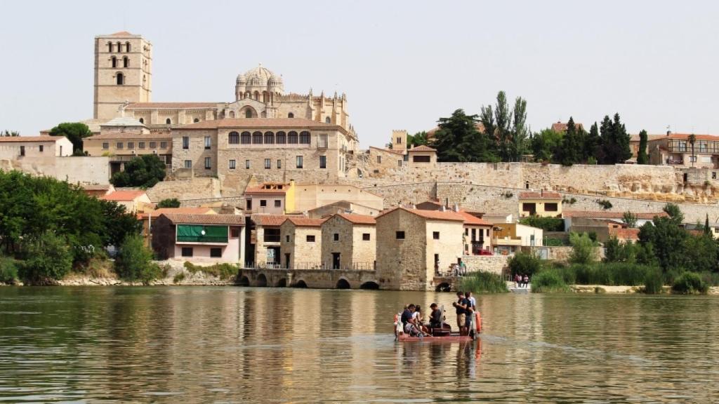 Barca para cruzar el río Duero en Zamora