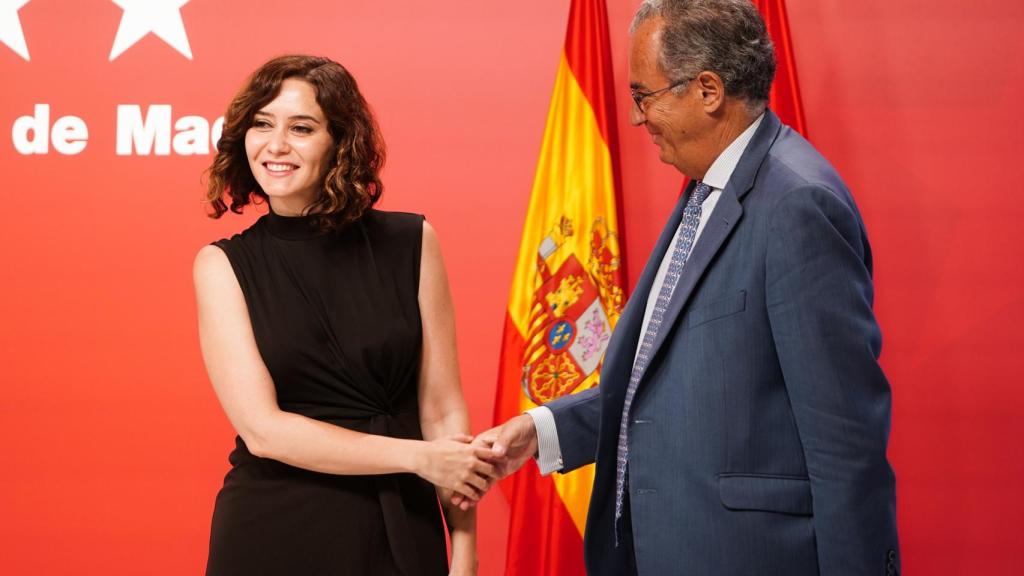 Enrique Ossorio junto a Isabel Díaz Ayuso este miércoles.