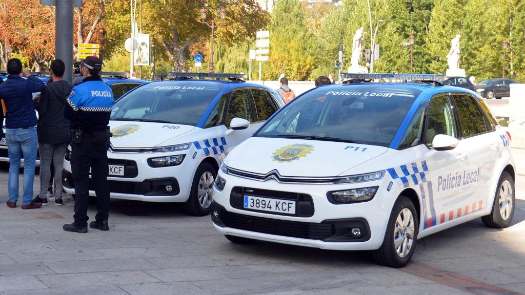 Imagen de archivo de un agente y dos coches de la Policía Local de Burgos
