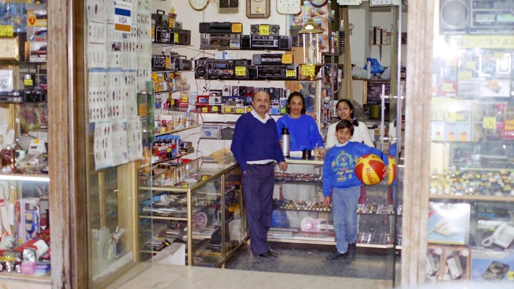 La familia Narwani en el bazar Kirpa.
