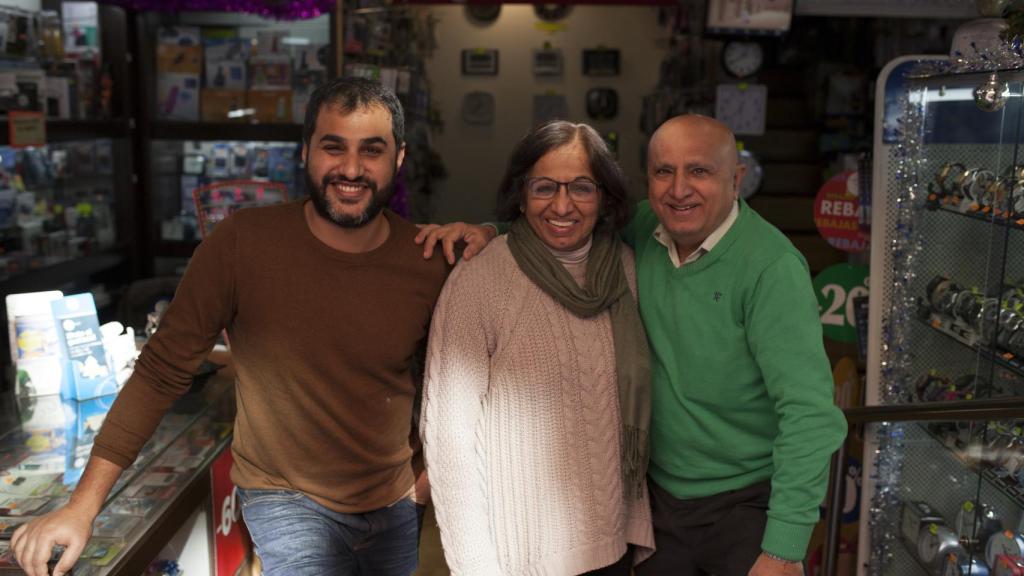 Rakesh Narwani junto a sus padres en el bazar Kirpa.