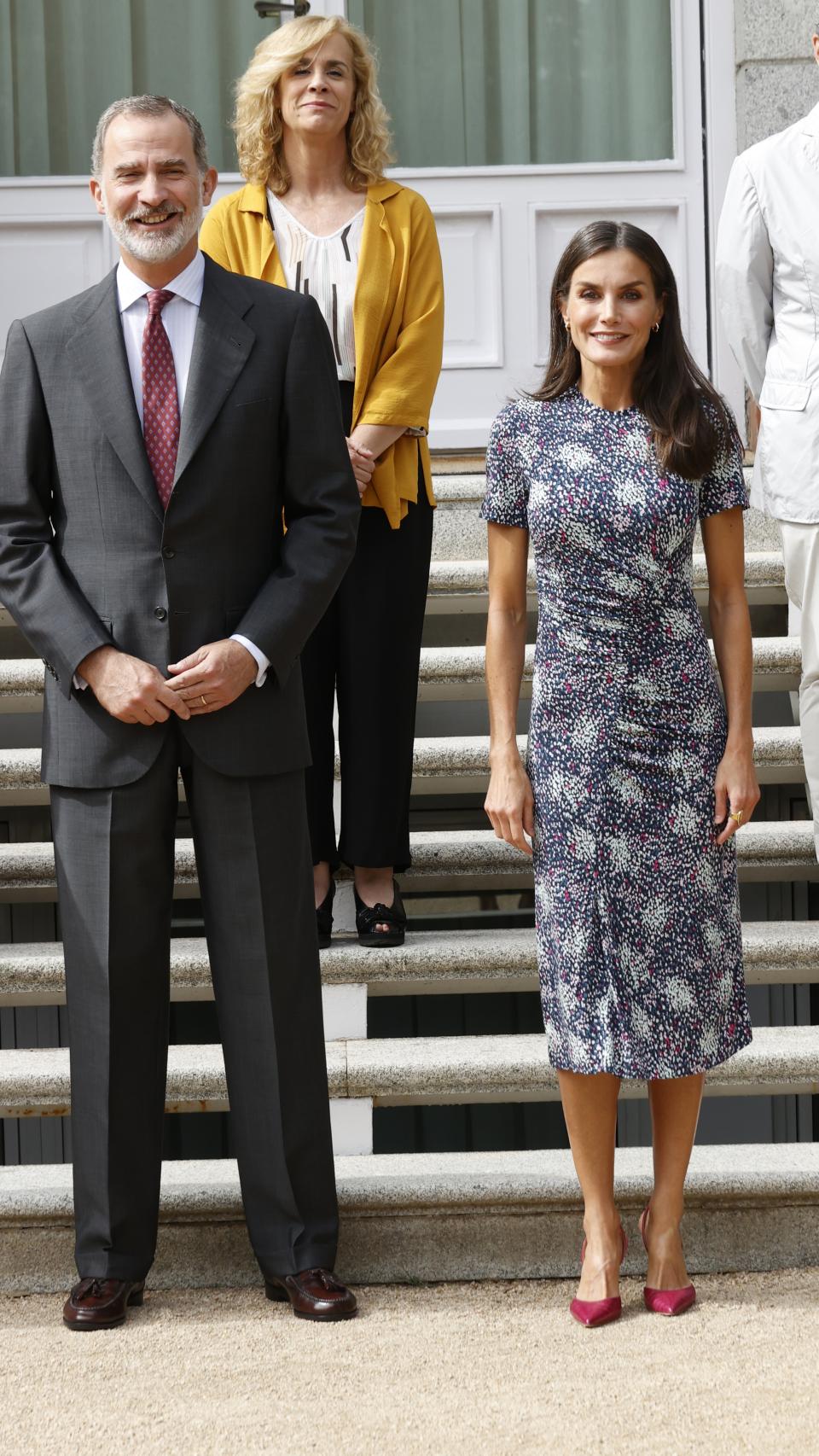 La reina Letizia ha seleccionado un vestido de Hugo Boss que estrenó hace un año en la Feria del Libro.