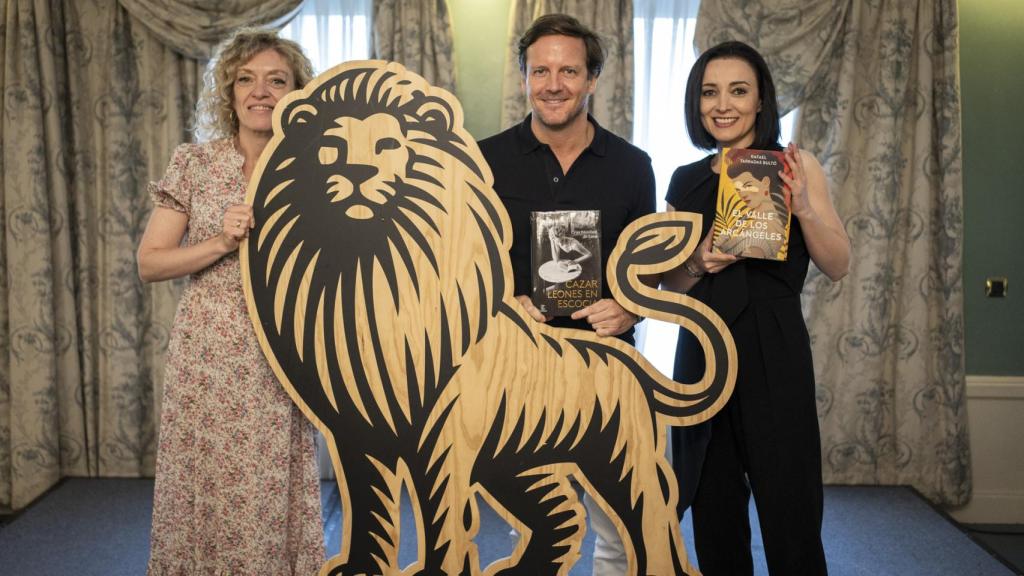 Cruz Sánchez de Lara y Rafa Tarrradas, con su editora tras el encuentro literario