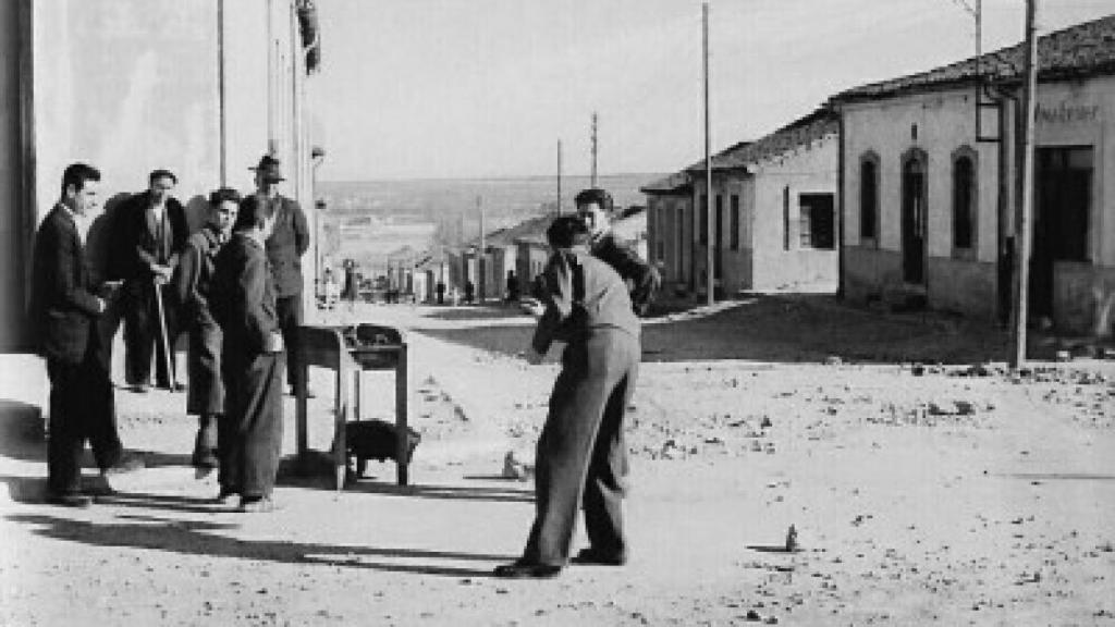 Vecinos de Prosperidad jugando a la rana en el Camino de las Aguas