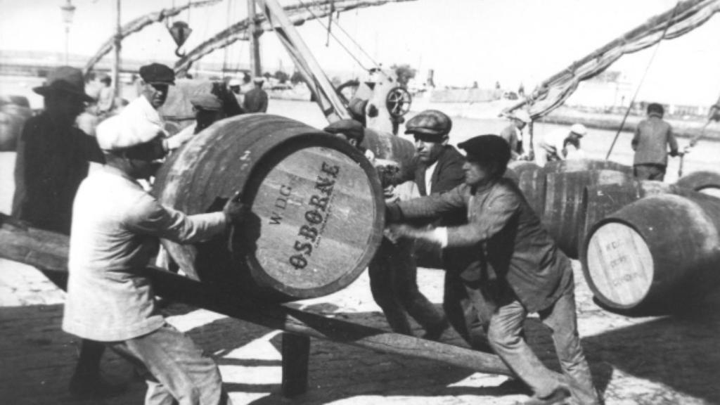 Foto antigua de los trabajadores en Bodegas Osborne
