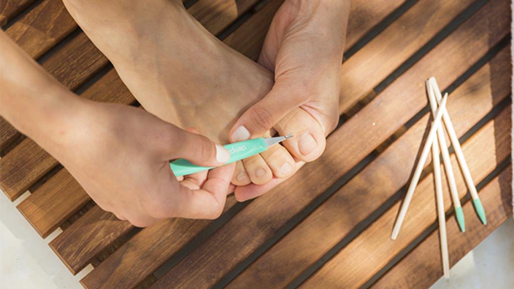 Imagen de Mercadona de una modelo haciéndose la pedicura.