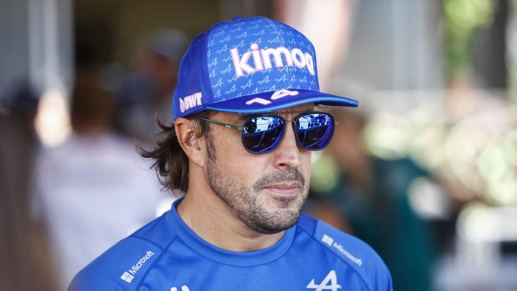 Fernando Alonso atiende a los medios en el Gran Premio de Azerbaiyán