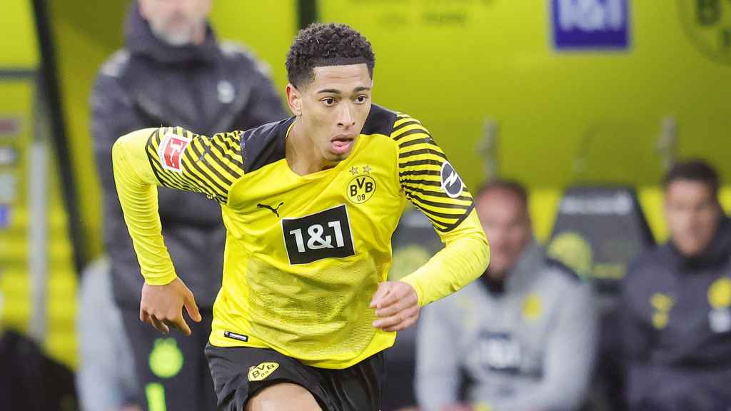 Jude Bellingham conduce el balón durante un partido del Borussia Dortmund