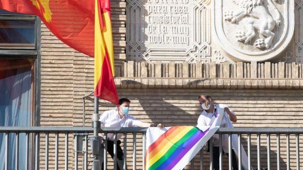 Retirada de la pancarta LGTBI del Ayuntamiento de Zaragoza, en 2021.