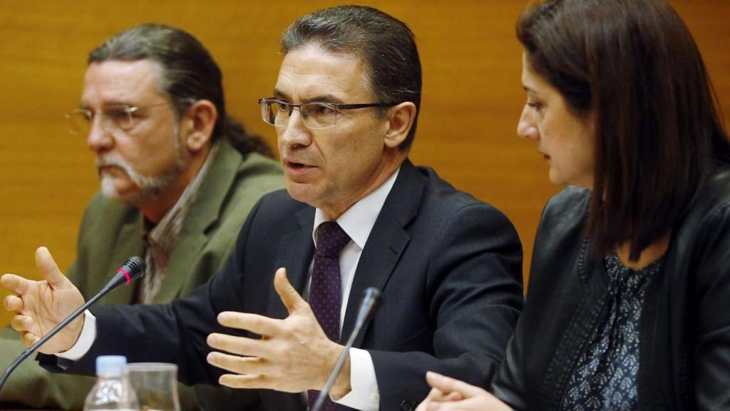 El 'exconseller' Serafín Castellano, en el centro de la imagen.