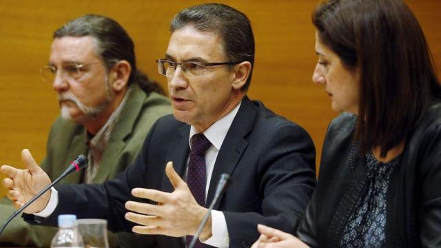 El 'exconseller' Serafín Castellano, en el centro de la imagen.