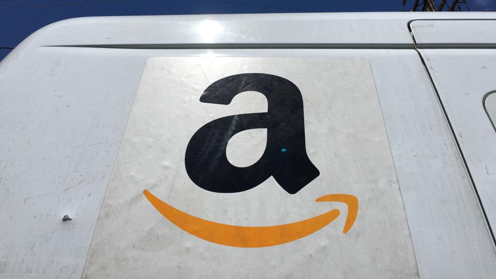 Logo de Amazon en una furgoneta de reparto en Los Ángeles (EEUU)