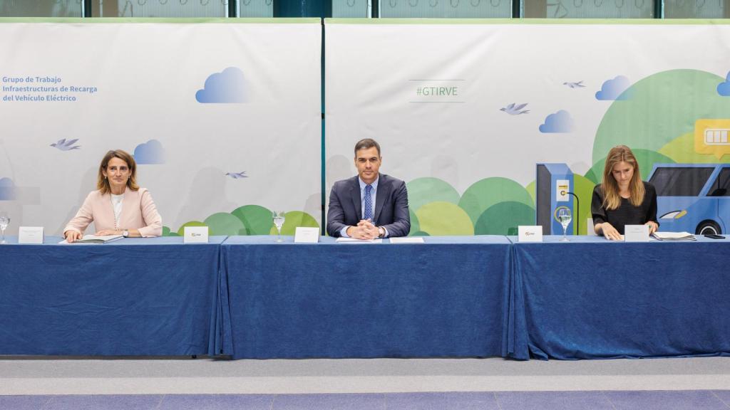La vicepresidenta tercera y ministra para la Transición Ecológica y el Reto Demográfico, Teresa Ribera; el presidente del Gobierno, Pedro Sánchez y la secretaria de Estado de Energía, Sara Aagesen Muñoz