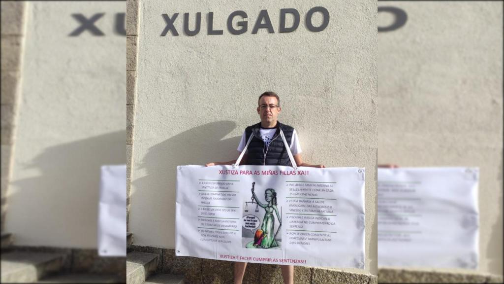Un padre se manifiesta en los juzgados de Arzúa (A Coruña).