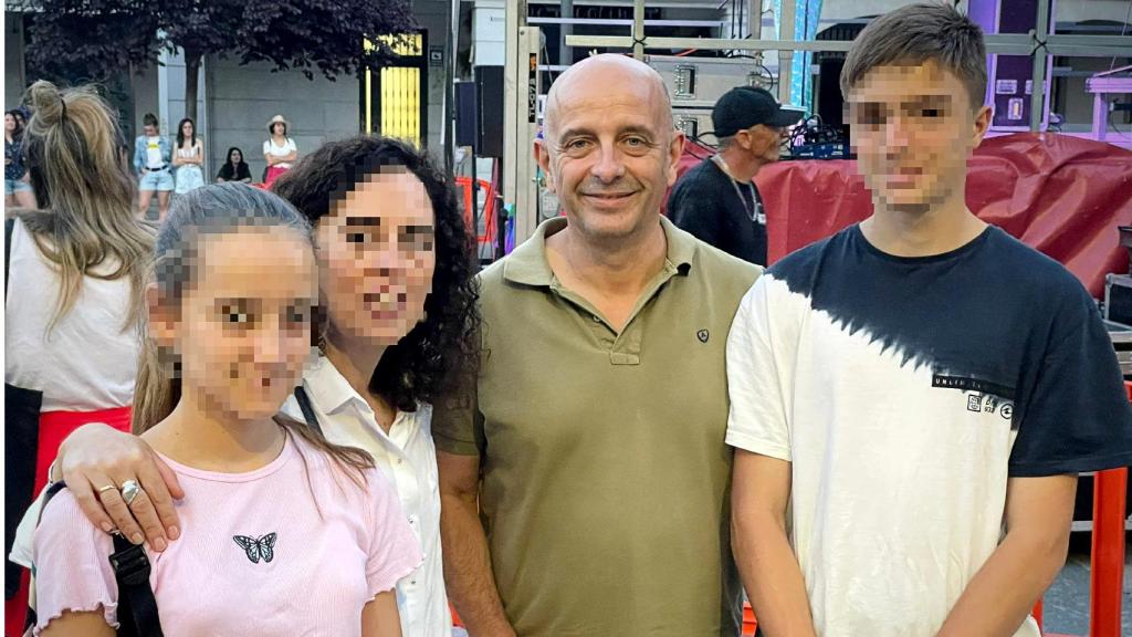 Pedro Llorente y sus hijos Sacha (derecha) y María (izquierda).