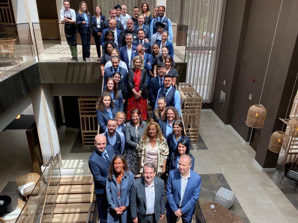 Las autoridades posan con el personal del Hotel Attica21 de Vigo. Foto: Treintayseis