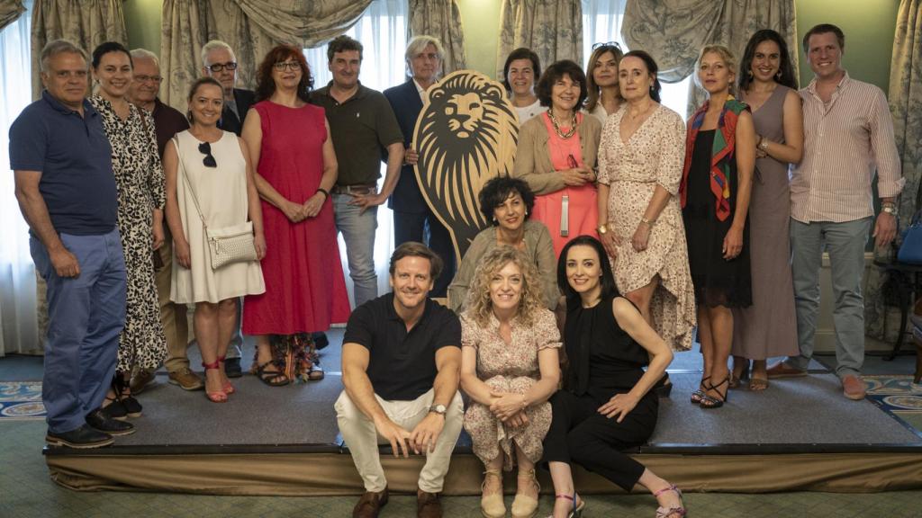 Cruz Sánchez de Lara y Rafael Tarradas, junto a su editora y suscriptores de EL ESPAÑOL