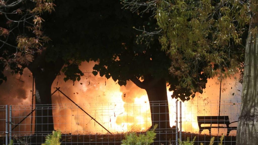 La mascletà de Pirotecnia Ferrández de Redován en la Playa de San Juan.