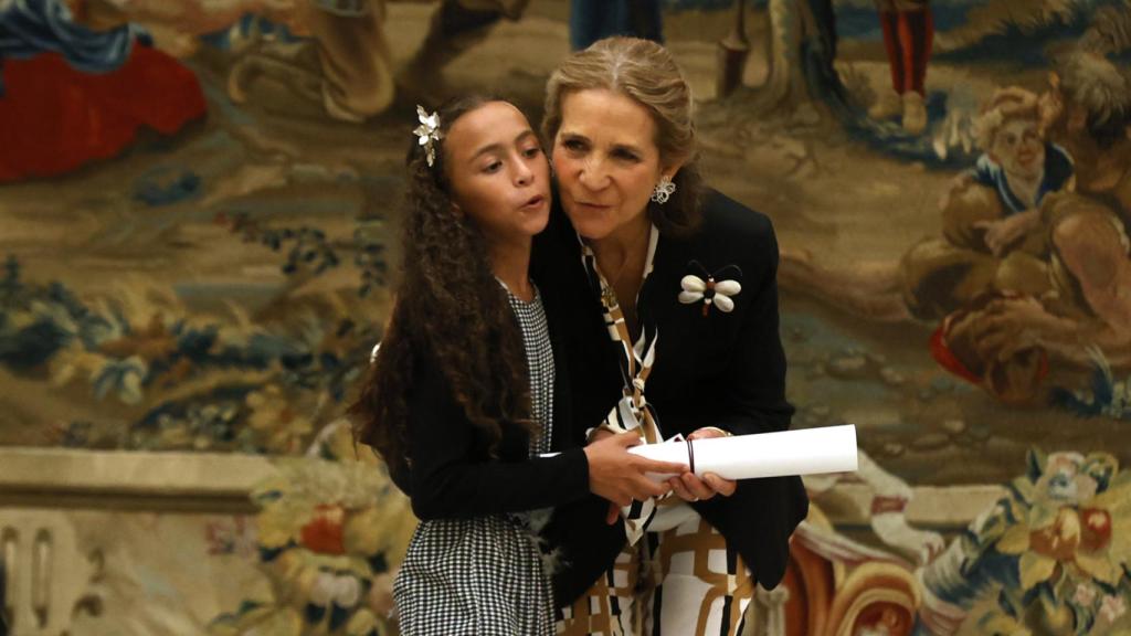 La infanta se mostró muy cariñosa con los niños.