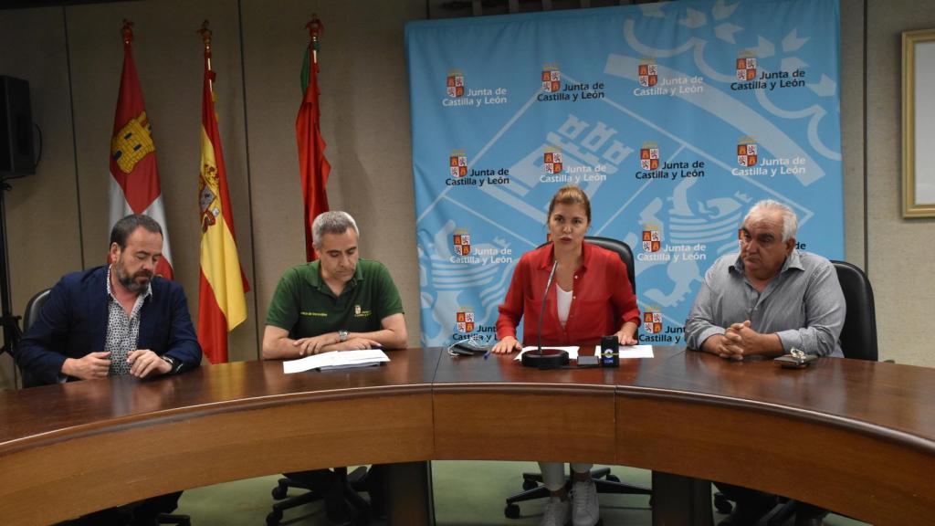 La delegada territorial de la Junta en Zamora, Clara San Damián, el jefe del Servicio de Medioambiente, Manuel Moreno; el alcalde de Villardeciervos, Lorenzo Jiménez; y el alcalde Riofrío de Aliste, Germán Matellán