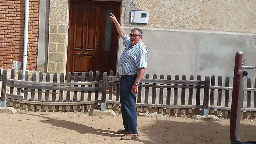 El alcalde de Barcial de la Loma, Mariano Carbajo, en la instalación de la fibra óptica en el pueblo