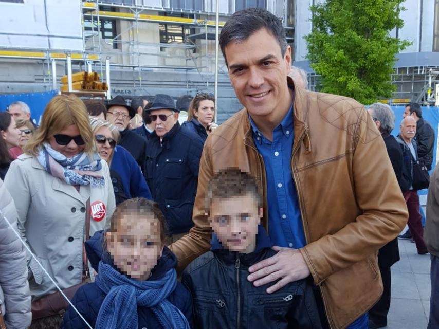 Sacha y María junto al presidente del Gobierno, Pedro Sánchez.