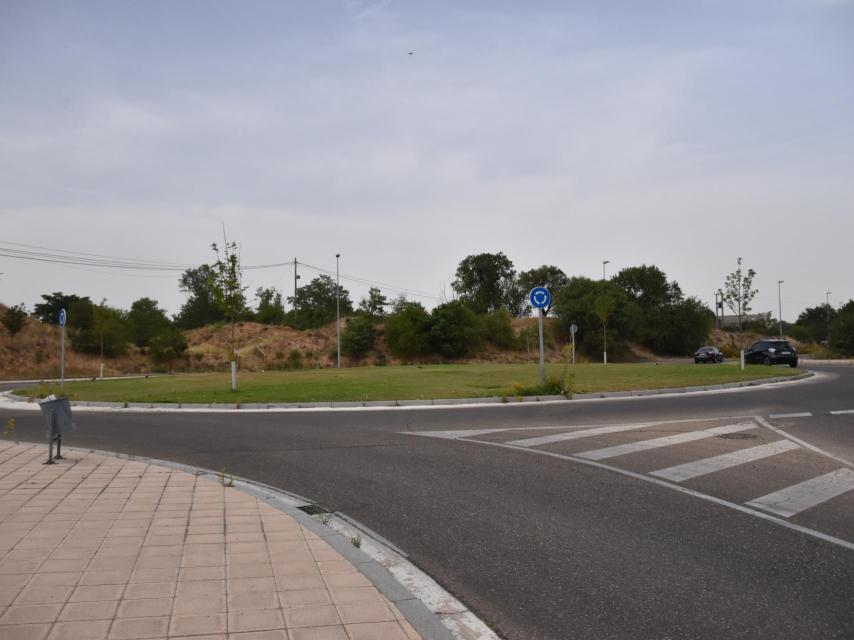 Rotonda cercana al lugar en el que se sitúan ambas mujeres