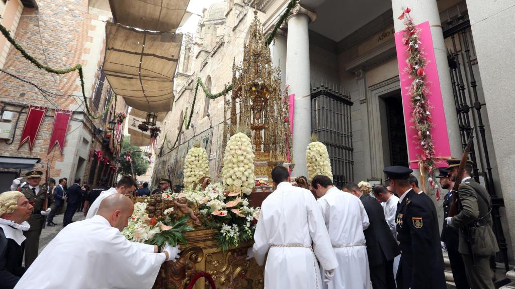 Salida de la Custodia por la puerta llana de la Catedral.