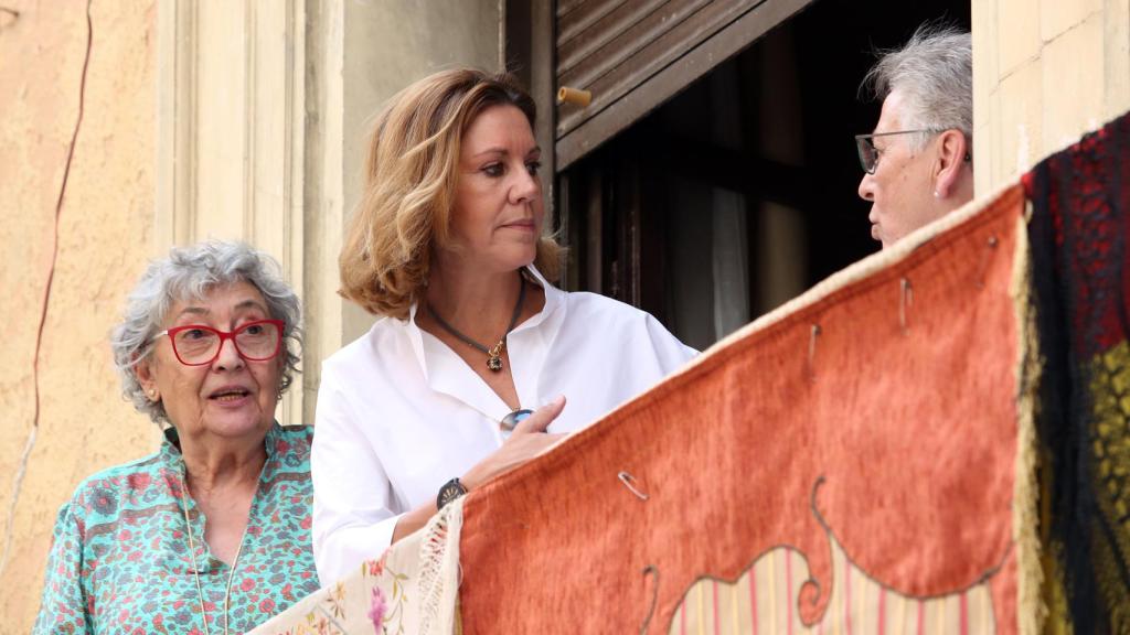 María Dolores de Cospedal siguiendo la procesión del Corpus Christi desde un balcón de la calle Ancha en Toledo.