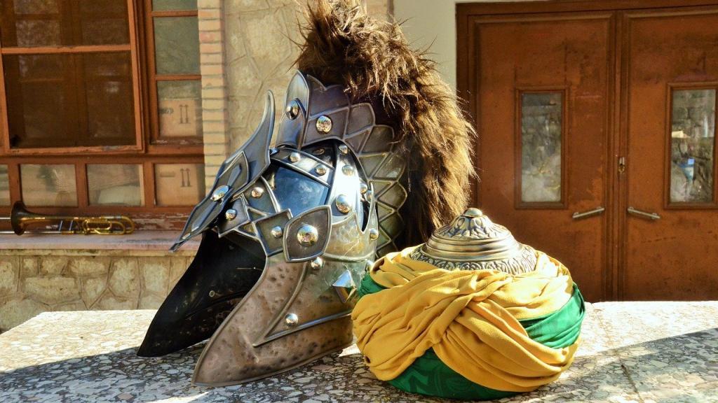 Un yelmo y un turbante usados en las fiestas de moros y cristianos.