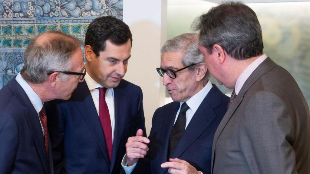 Braulio Medel conversa con Juan Manuel Moreno Bonilla, entre otros.