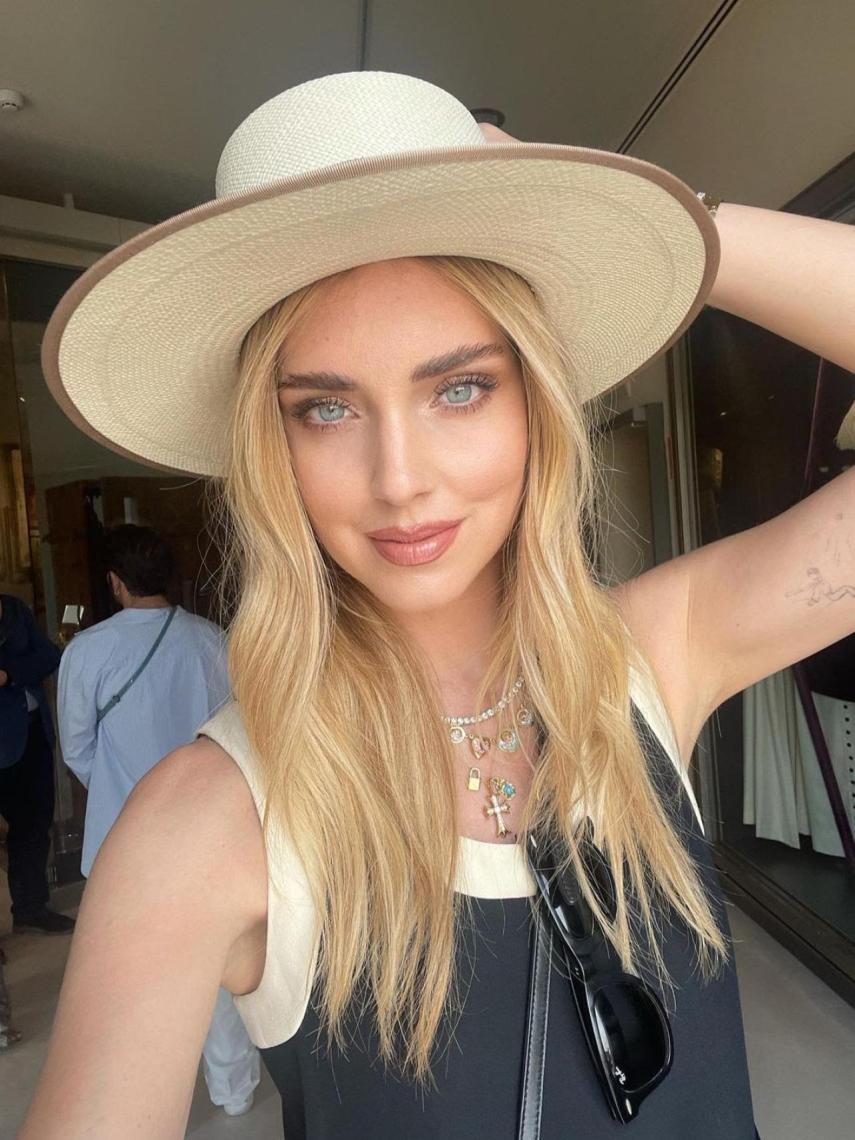 Chiara Ferragni con el sombrero de Fernández y Roche.