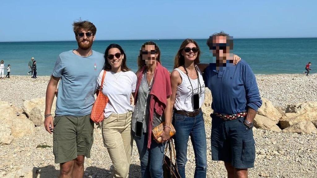 Fotografía que ha publicado Eva Zaldívar en sus redes sociales. En ella, la empresaria aparece con su hija, su prometido y los padres de éste.