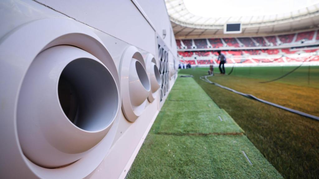 Las bocas por las que entra el aire caliente y se refrigera en el Ahmad Bin Ali Stadium.