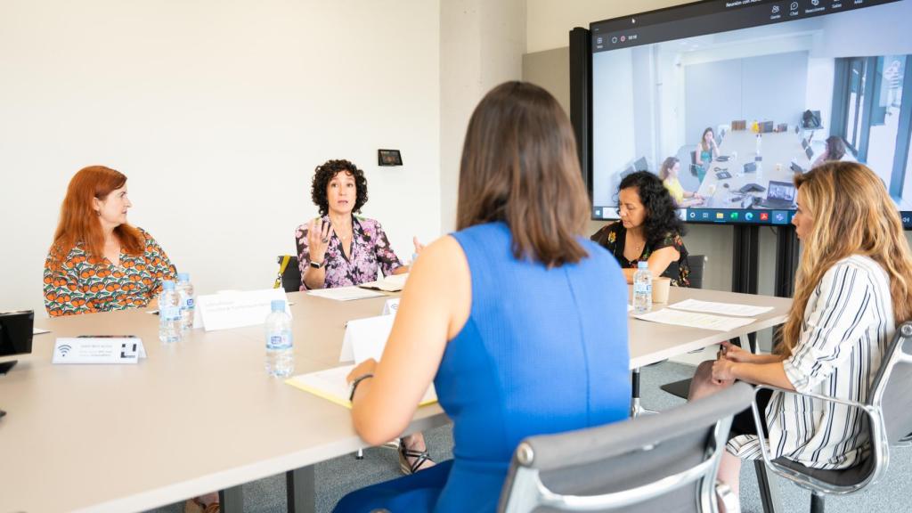 Las participantes charlando sobre la igualdad de género.