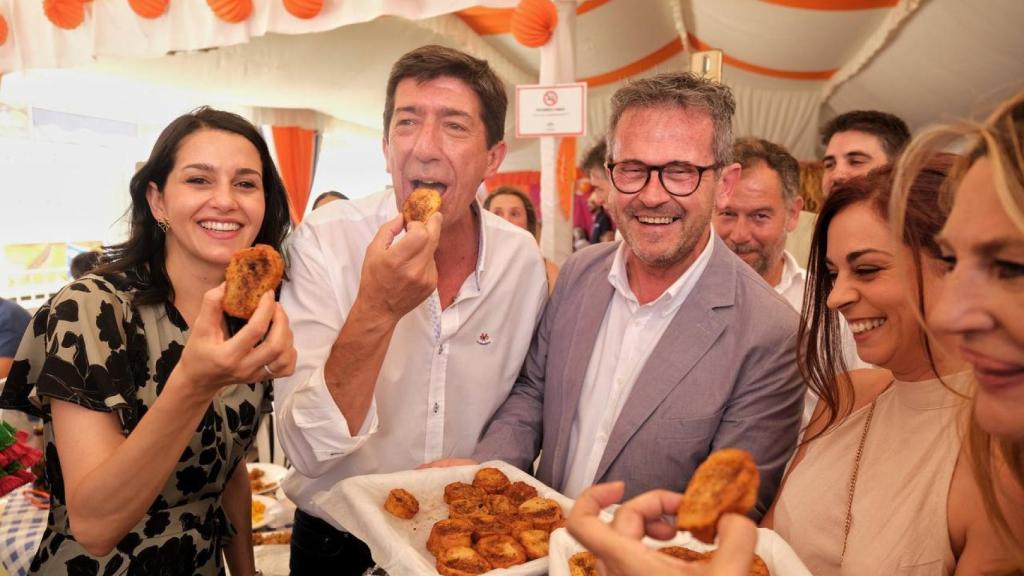 El vicepresidente de la Junta, Juan Marín, comiendo torrijas en Granada.