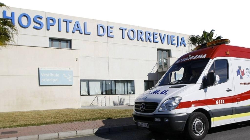 Una ambulancia en el Hospital de Torrevieja.