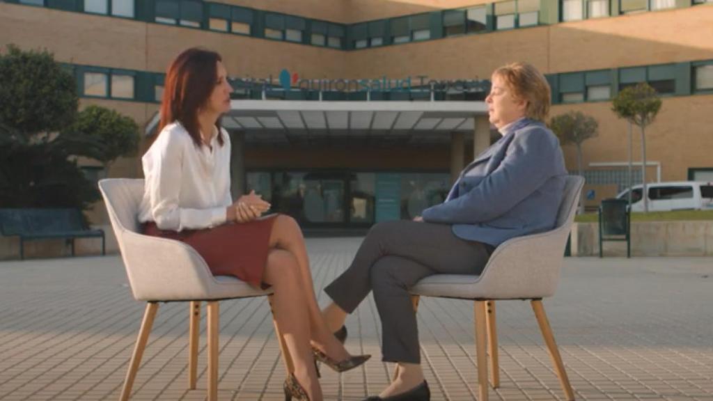 Responsable de la Unidad de Radioterapia de la Plataforma de Oncología Quirónsalud Torrevieja, la doctora Rosa Cañón, y la presidenta de la Asociación de Directivas y Profesionales de Alicante (AEPA), Marcela Fernández.