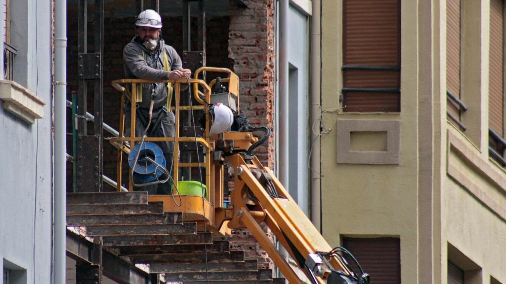 Un trabajador desempeña su labor en una obra en León