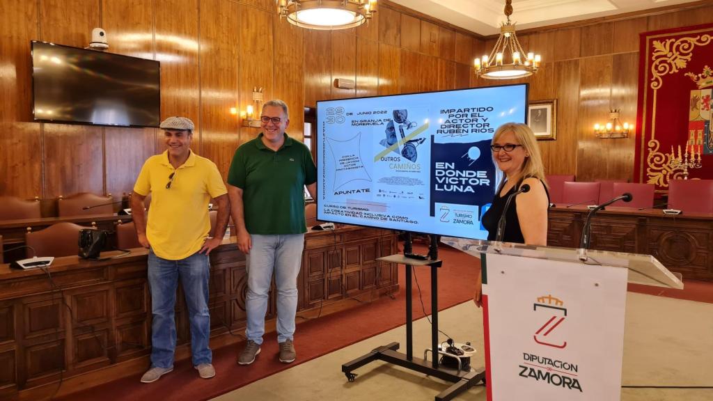 El vicepresidente segundo de la Diputación de Zamora y diputado de Educación, Cultura, Deportes, Turismo y Promoción del Territorio, Jesús María Prada Saavedra, la presidenta y el vicepresidente de la Asociación Zamorana de Turismo Rural (AZTUR), Patricia García Gómez y Víctor Luna Díez