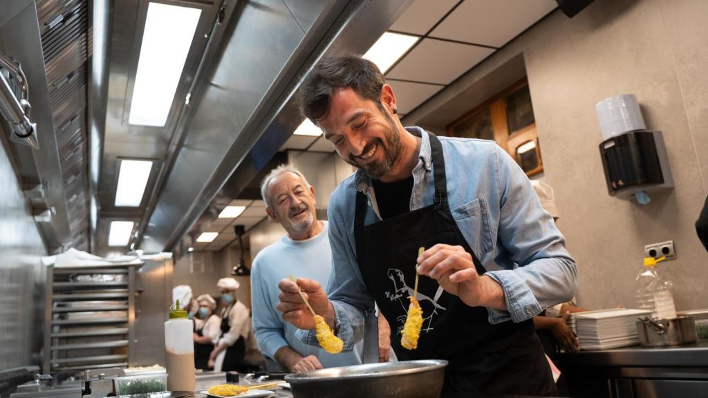 Joseba Arguiñano y su padre en la cocina