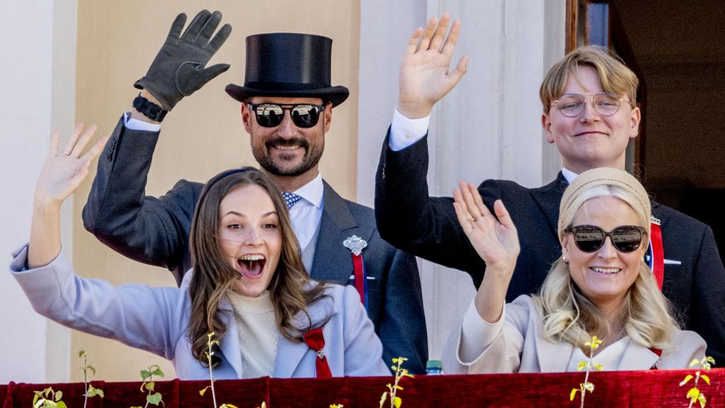 Ingrid Alexandra junto a sus padres y hermano en el Día Nacional de Noruega.