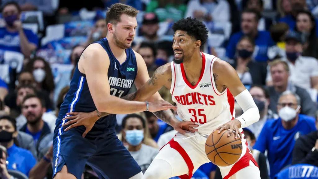 Luka Doncic defendiendo en una jugada a Christian Wood