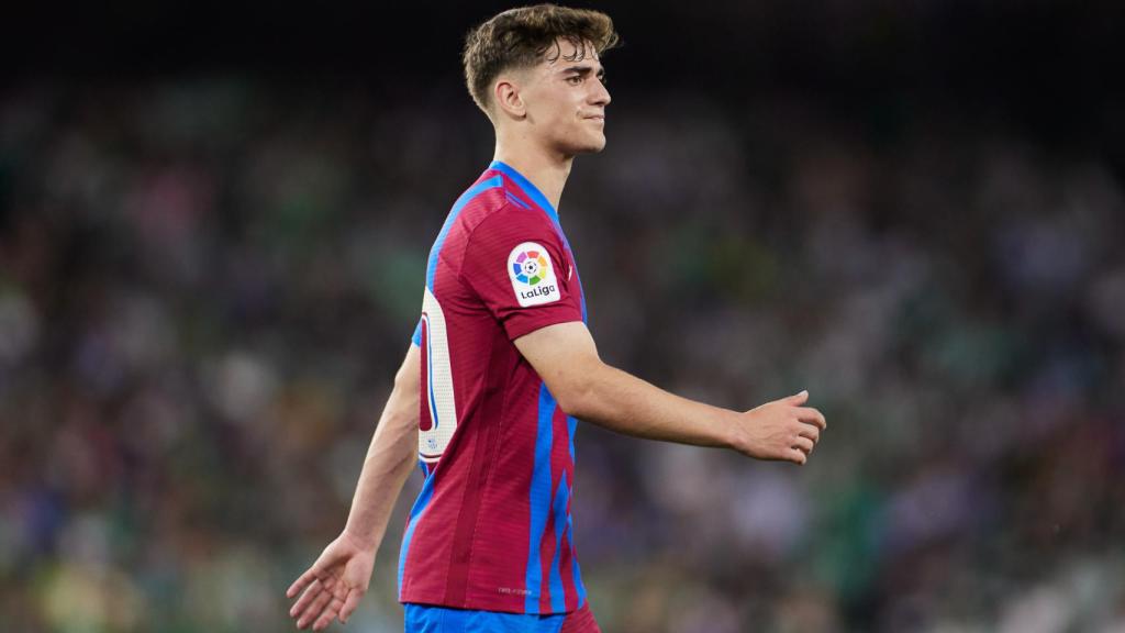 Gavi durante un partido con el Barça