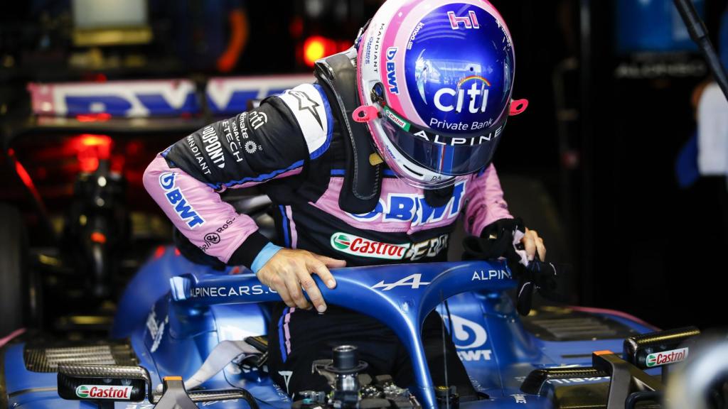 Fernando Alonso sale de su A522 en Bakú