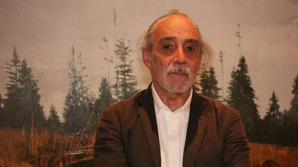 Carlos García-Alix frente a uno de sus cuadros de 'Viaje de invierno'. Foto: Adriana Jiménez