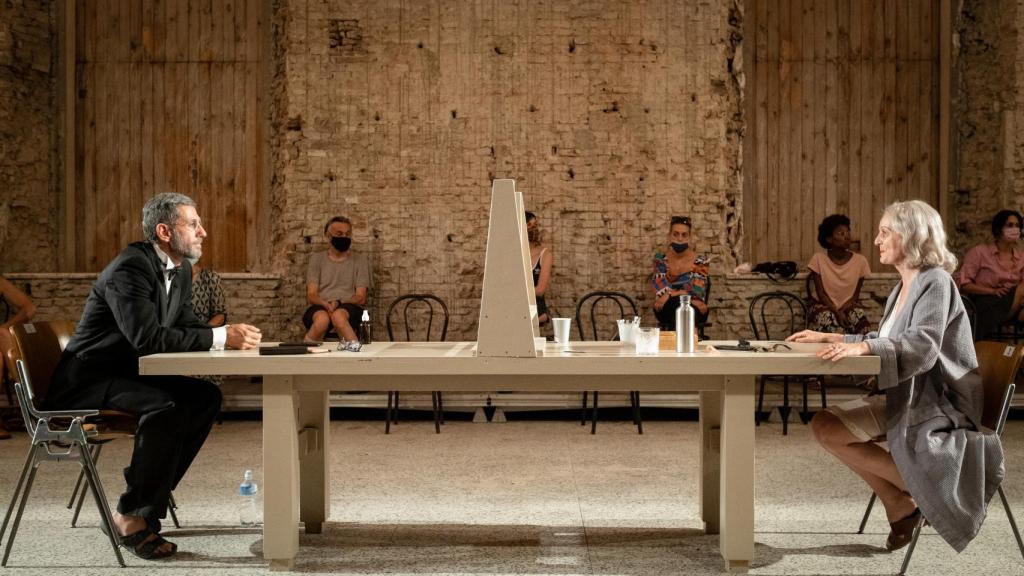 Un momento de 'Sovrimpressioni', de Daria Deflorian y Antonio Tagliarini, que remite a 'Ginger y Fred' de Federico Fellini. Foto: Greta de Lazaris